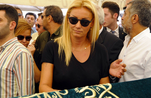 Vatan Şaşmaz'ın cenazesine ojeli geldin dedi Pınar Altuğ çıldırdı