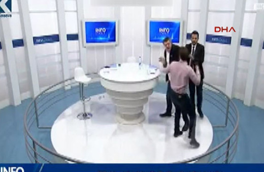 Milletvekilleri canlı yayında yumruk yumruğa birbirine girdi!