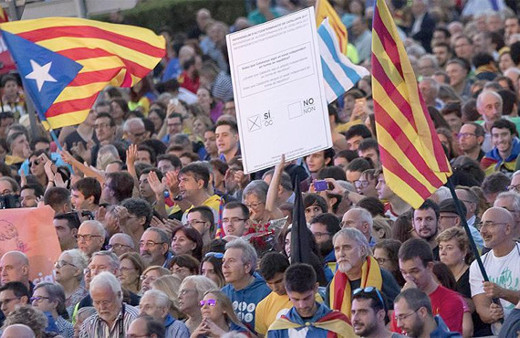 Katalonya referandumunda gerilim okullarda sabahladılar