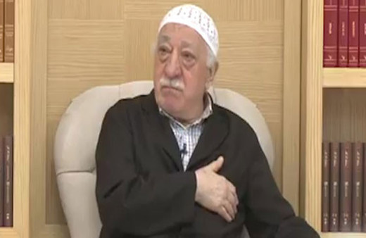 Albaylar Gülen'in yemek artıkları için birbirleriyle yarıştılar