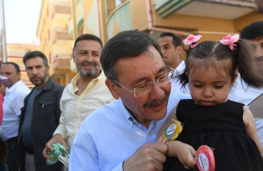 Melih Gökçek çocuklara oyuncak dağıttı