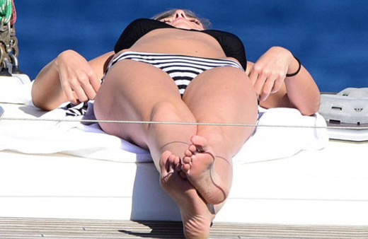 Bikinili Bensu Soral yürek hoplattı