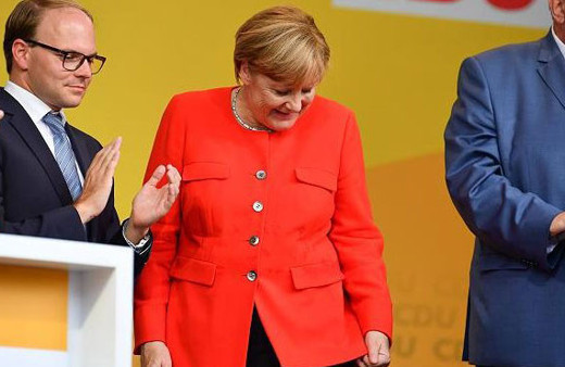 Merkel'e şok saldırı! Neye uğradığını şaşırdı