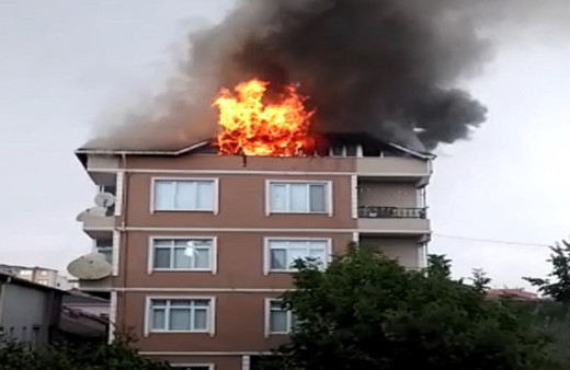 Kocaeli'de yıldırım düşen çatı alev aldı