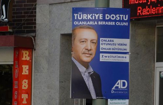 Almanya sokaklarındaki Erdoğan afişine bakın! Merkel çıldırır