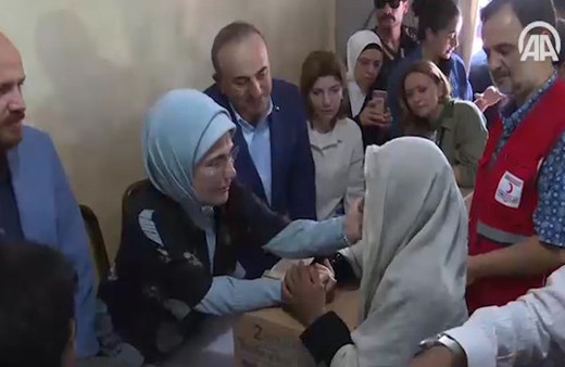  Emine Erdoğan kampta ziyaret etti... Yardımlar dağıtıldı