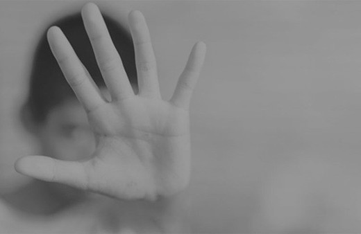 Kendisini zorla öpmek isteyen kişinin dilini kopardı