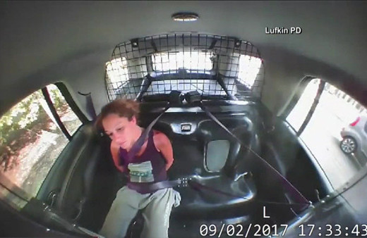 Kelepçeli kadın polis arabasını böyle çaldı!