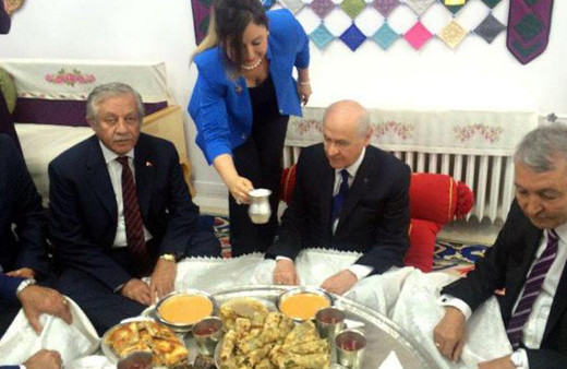 Bahçeli'den bir ilk! Uzun zaman sonra yer sofrasına oturdu