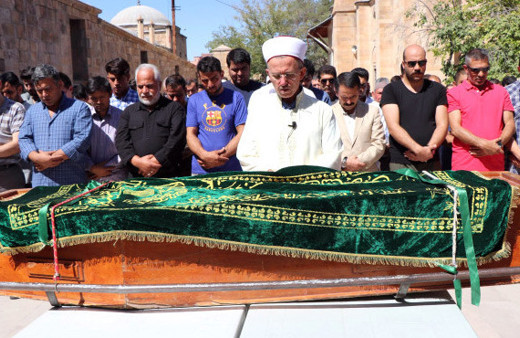Amcaları tarafından öldürülen Afgan iki çocuk aynı tabutta uğurlandı