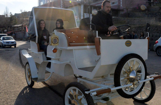 Diyarbakır Sur'da yeni dönem gören el salladı sürücü korna çaldı