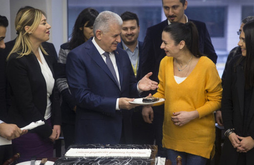 Gazeteciler tatil istedi Başbakan herkesi kahkahaya boğdu