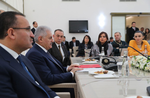 Gazeteciler tatil istedi Başbakan herkesi kahkahaya boğdu