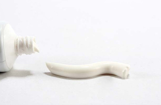 Diş macununu alın ellerinize sürün bakın neler olacak