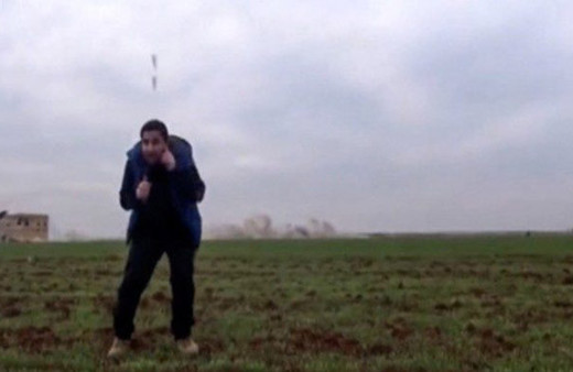 İnanılmaz görüntü: Muhabirin yanına bomba düştü