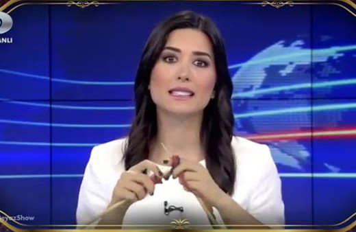 Beyaz Show'da Kanal D Haber spikeri Gözde Atasoy'u güldüren skeç