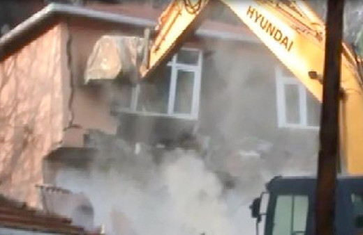 Sarıyer'de 20 metrelik gizli tünel bulunan binada yıkım