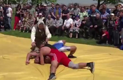 Güreşte yenilen oğlunu görünce dayanamadı bakın ne yaptı