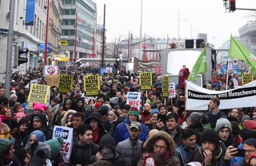 60 bin kişi yeni hükümeti protesto etti
