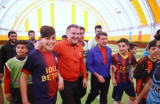 Bakan Osman Aşkın Bak, Şırnaklı gençlerle sahaya çıktı