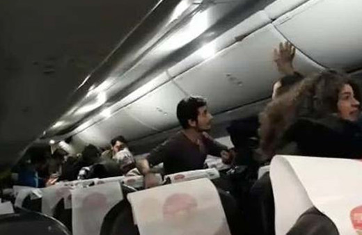 Pistten çıkan uçağın içinde büyük panik