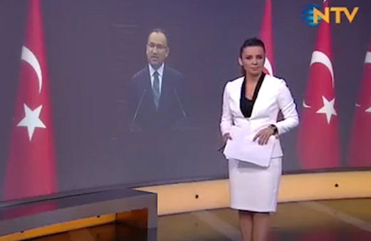 NTV'nin spikeri, Bozdağ haberini sunarken zor anlar yaşadı