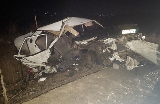 Ankara'da feci kaza: Öğrenciler kamyona çarptı!