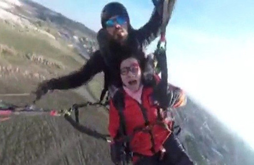 Çinli kadın yamaç paraşütü yaparken gökyüzünde bayıldı