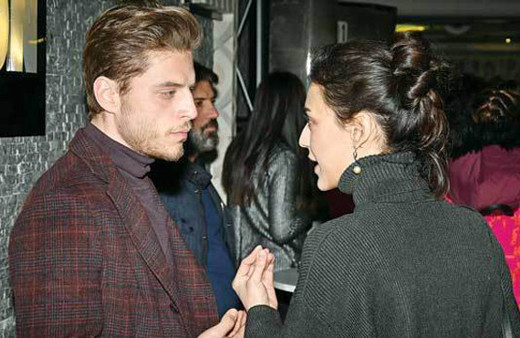 Galada kavga! Herkesin ortasında birbirlerine girdiler