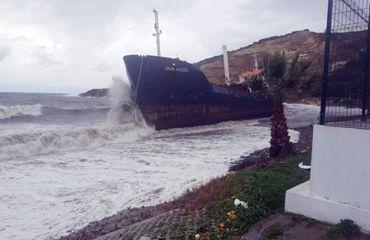 Yük gemisi fırtına nedeniyle karaya oturdu