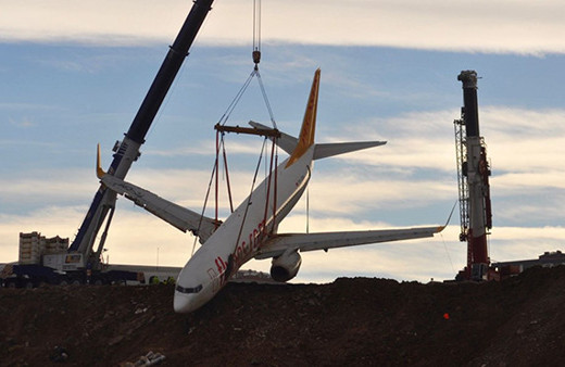 Pistten çıkan uçak böyle kurtarıldı