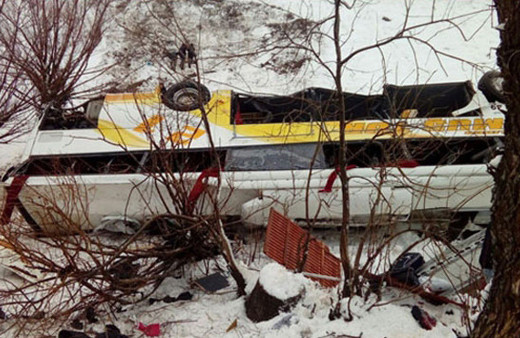 Yolcu otobüsü dereye uçtu! Çok sayıda ölü ve yaralı var