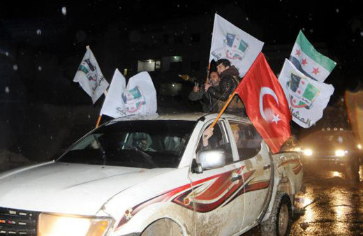 Sınırda son durum! Ellerinde Türk bayrağı ve tekbirlerle geldiler