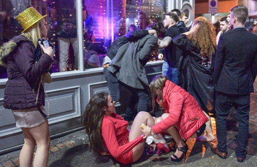 Yılbaşı partisinde eğlencenin dozu kaçtı! Skandal kareler