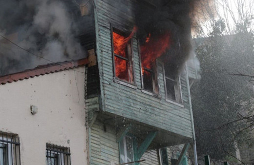 Üsküdar'da ahşap binada korkutan yangın!