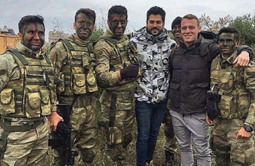 Burak Özçivit ve Kerem Bürsin'den moral ziyareti