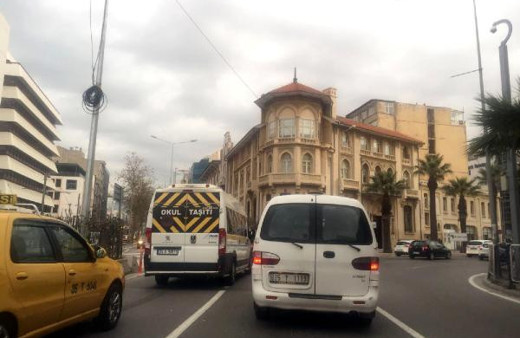 İzmir'de tramvay düzenlemesi trafiği felç etti