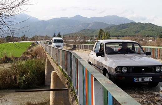 Faciaya davetiye: Hasarlı köprüden tehlikeli geçiş!