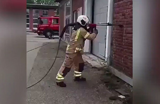 Tazyikli suyla duvarı böyle deldi