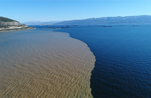 İnanılmaz görüntüler Kocaeli körfezi iki renge büründü