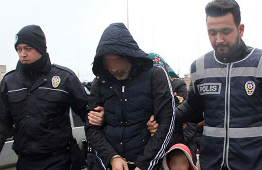 Öz kızını otobana çıkarıp fuhuş tuzağı kurdu