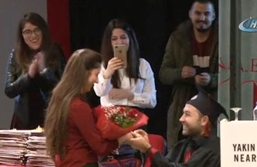 Mezuniyet töreninde sürpriz evlilik teklifi