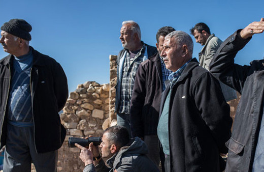 Köylüler sınıra koşup bombardımanı izledi