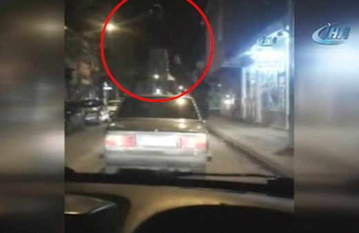 Otomobilin üstünde tehlikeli yolculuk