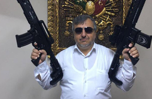 AK Partili ilçe başkanından tepki çeken poz!