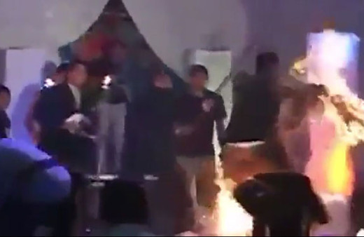 Genç manken podyumda alev aldı!