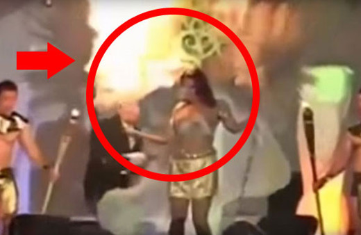 Podyumda dehşet anları genç manken bir anda alev aldı!