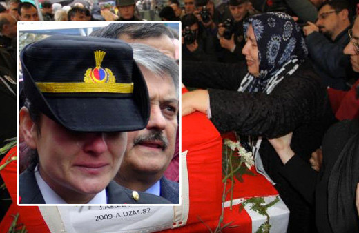 Gözyaşları sel oldu! Şehit evlada son bakış yürekleri dağladı