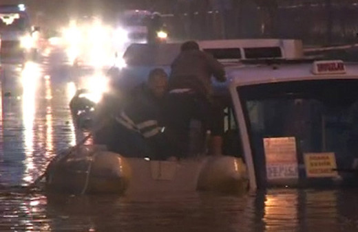 Karayolunu 2 metre su bastı, 5 araç mahsur kaldı