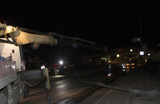 Otomobilin devirdiği aydınlatma direği yolu kapattı